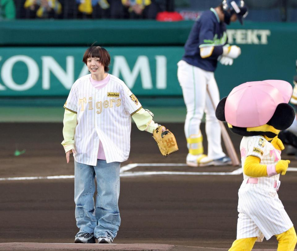 始球式を務めマウンドへ上がるあいみょん（撮影・立川洋一郎）