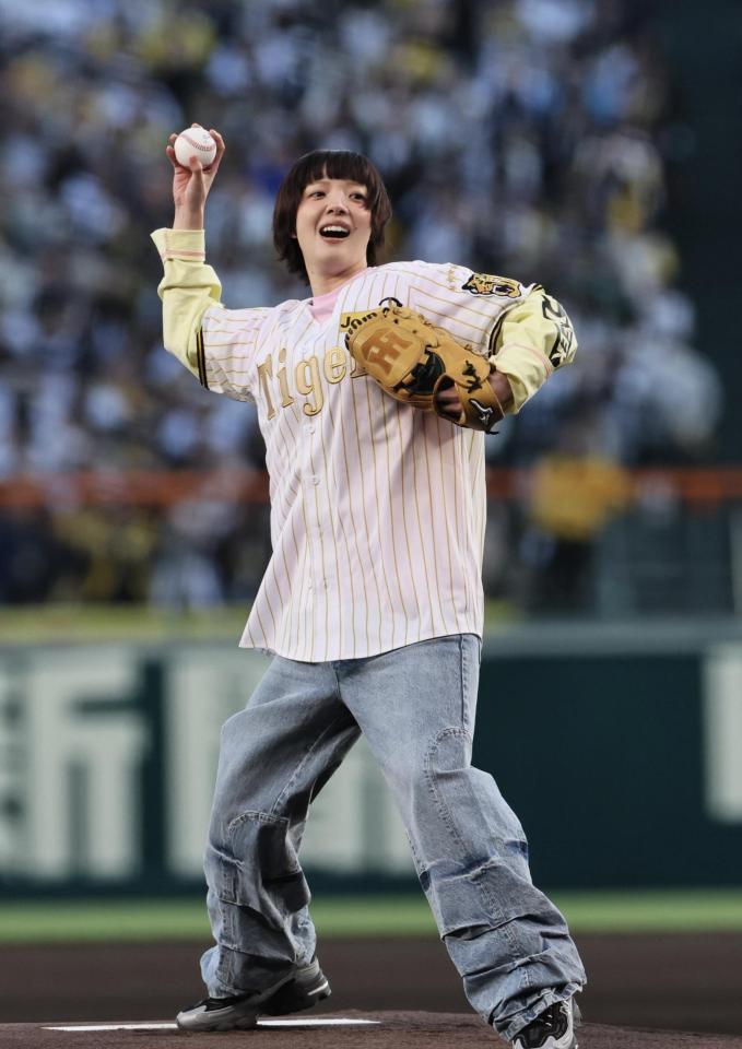 始球式で投げるあいみょん（撮影・田中太一）