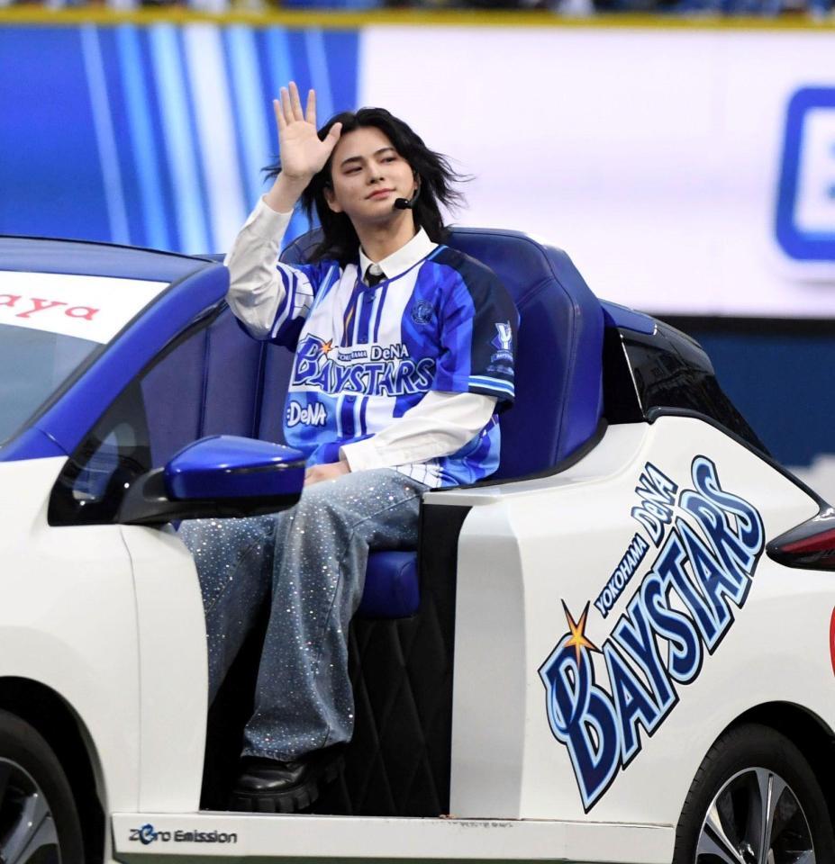 リリーフカーに乗ってマウンドに向かう松田迅（撮影・佐藤厚）