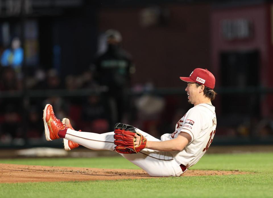 ２回、五十幡に投手強襲安打を浴びる前田健（撮影・金田祐二）