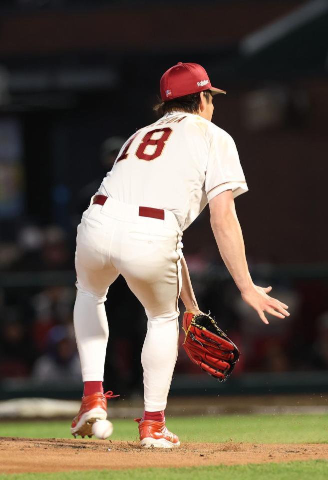 ２回、五十幡に投手強襲安打を浴びる前田健（撮影・金田祐二）