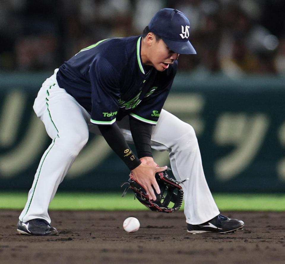 ４回、木浪の打球を後逸する伊藤（撮影・田中太一）