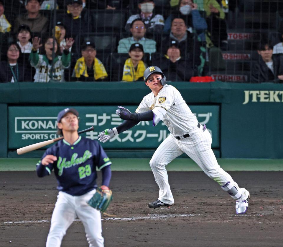 ５回、左中間スタンドへ２ランを放つ森下（撮影・立川洋一郎）