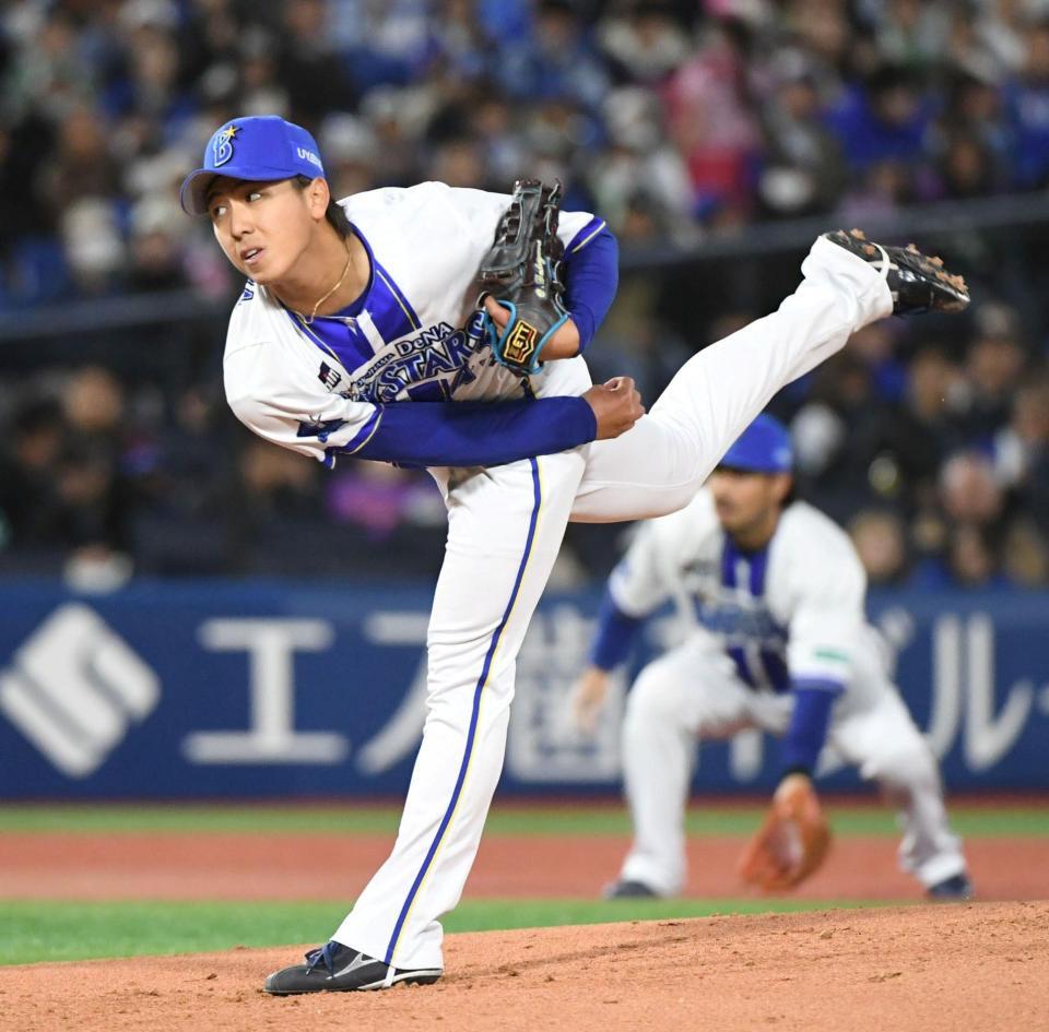 プロ初登板で力投する深沢（撮影・佐藤厚）