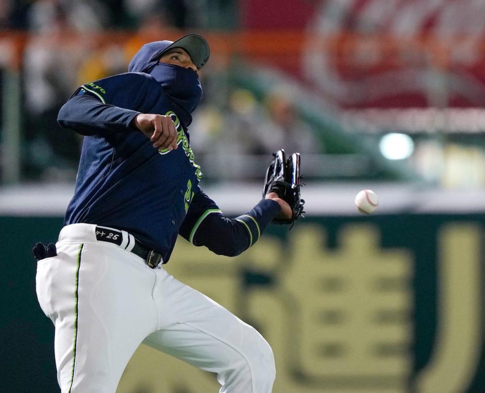 ５回、近本の飛球をヤクルトの左翼手サンタナが落球