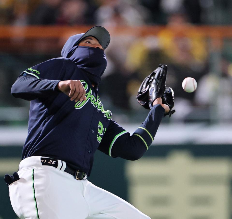 ５回、近本の打球を落球するサンタナ（撮影・田中太一）