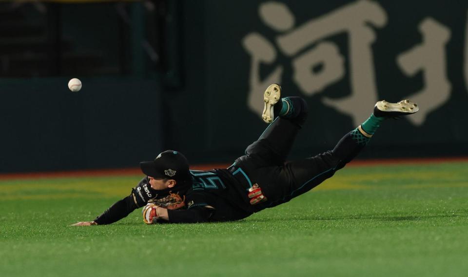 ５回、中島の打球に五十幡が飛び込むも届かず適時二塁打となる（撮影・金田祐二）