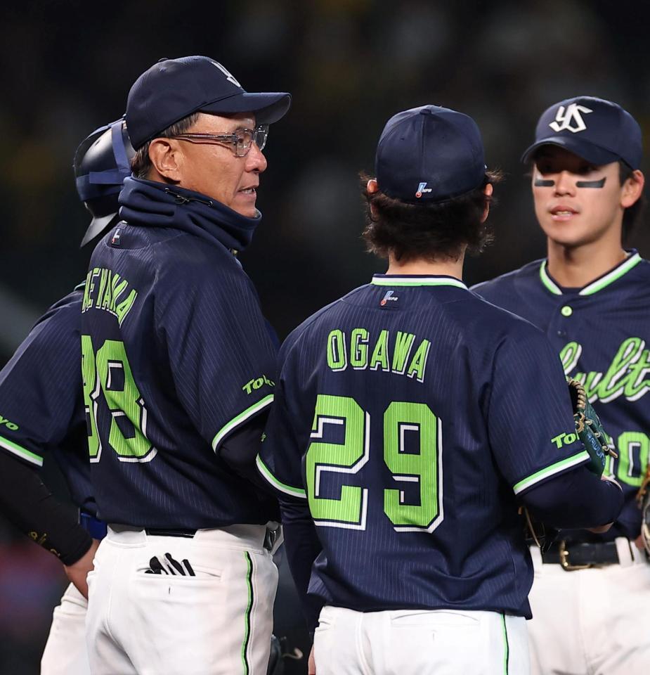 ５回、小川（右）に交代を告げる池山監督（撮影・西田忠信）