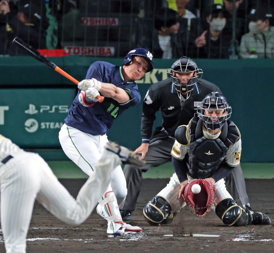 ７回、空振り三振に倒れる代打・宮本（撮影・立川洋一郎）