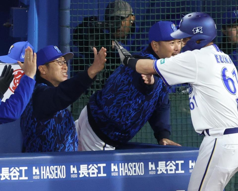 ４回裏、牧の２点二塁打で生還した二走蝦名（右）を迎える相川監督