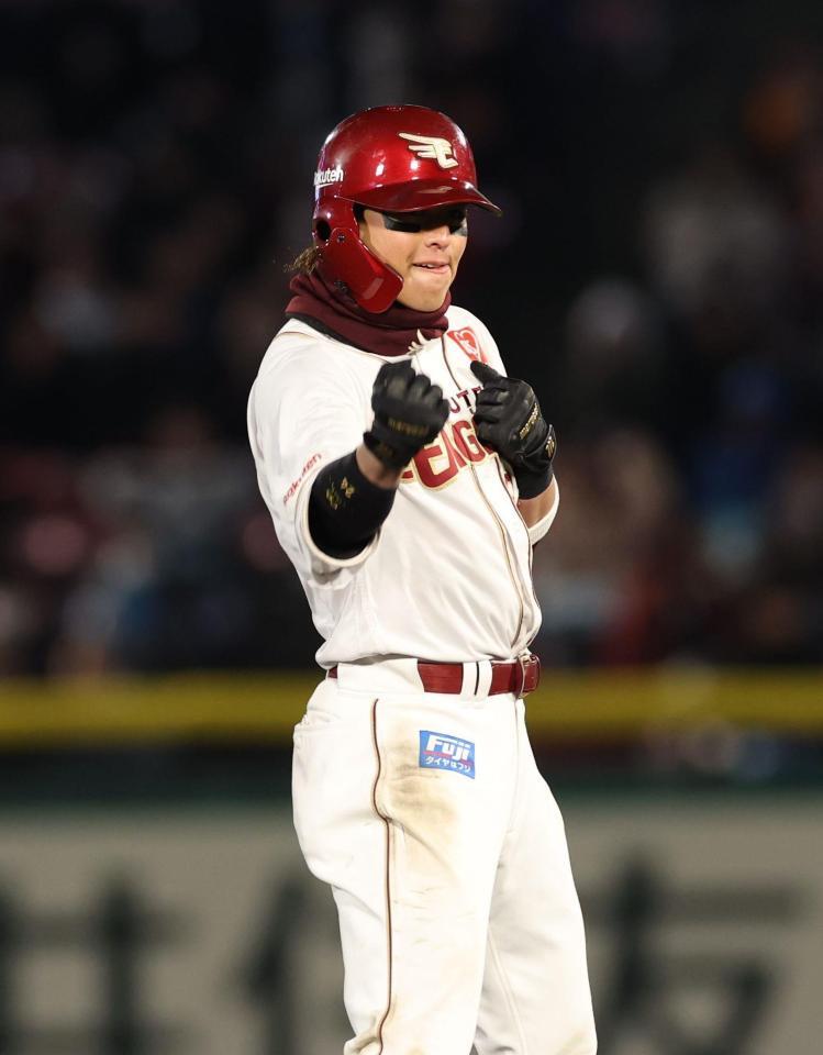 ４回、先制２点適時打を放ちガッツポーズの黒川（撮影・金田祐二）