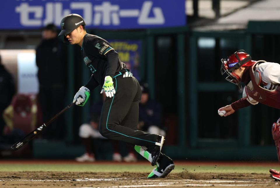 ８回、空振り三振に倒れる清宮幸（撮影・金田祐二）