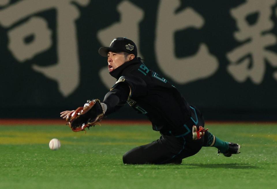 ５回、中島の打球に五十幡が飛び込むも届かず適時二塁打となる（撮影・金田祐二）