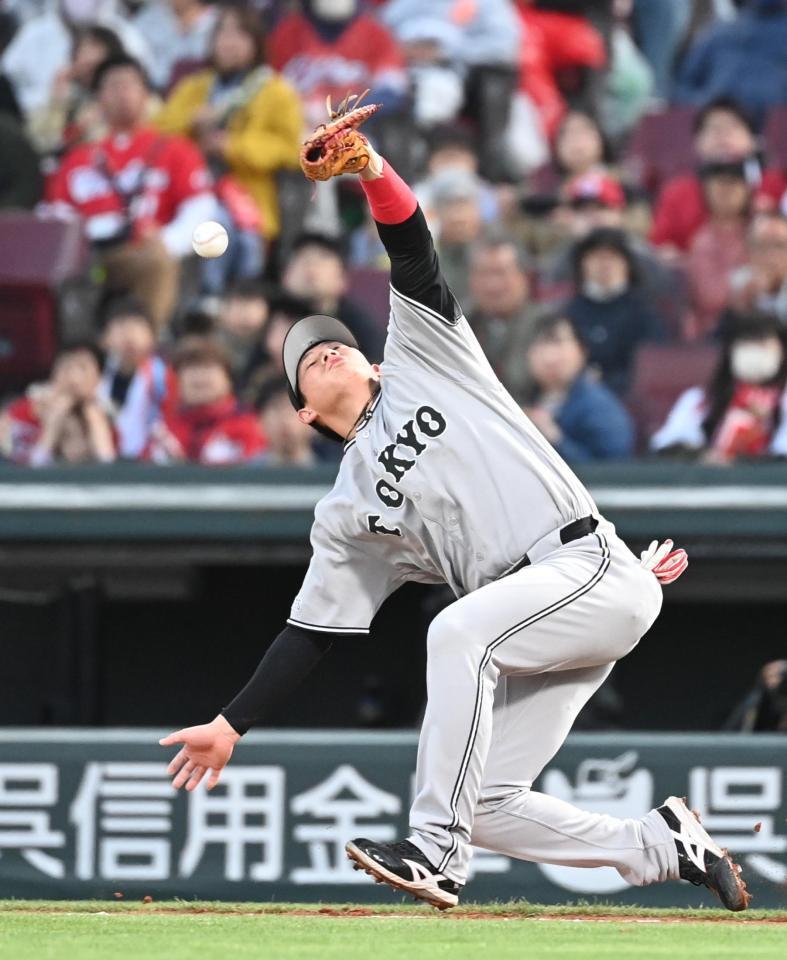 ２回、ファビアンの一邪飛を落球する増田陸