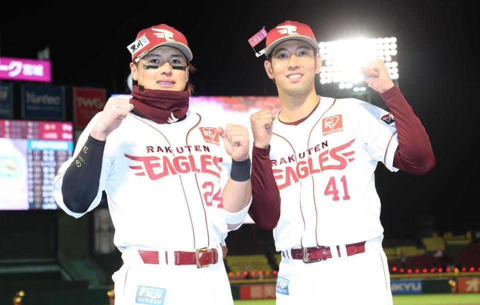 勝利に貢献し笑顔の黒川と加治屋（撮影・金田祐二）