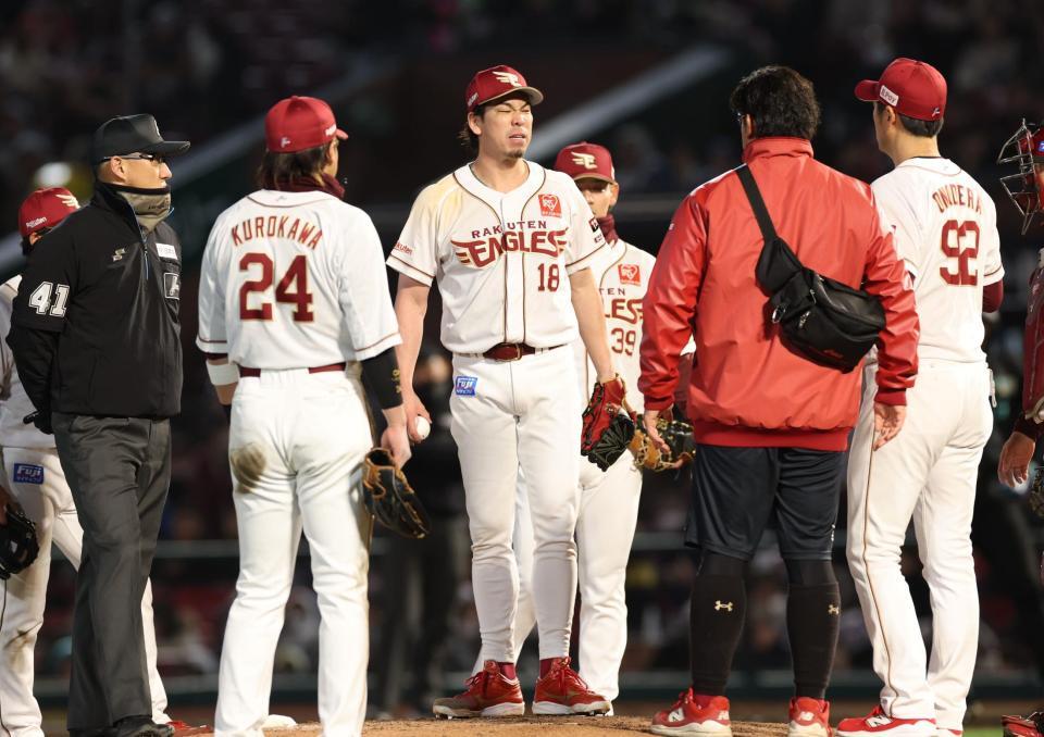 ４回、田宮のとき、右足を気にする前田健（撮影・金田祐二）