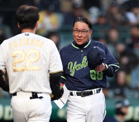 メンバー表の交換に向かう池山監督（右）＝撮影・西田忠信