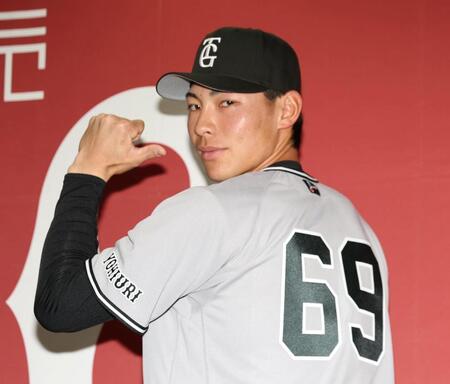 支配下登録され、ポーズを決める平山（撮影・北村雅宏）