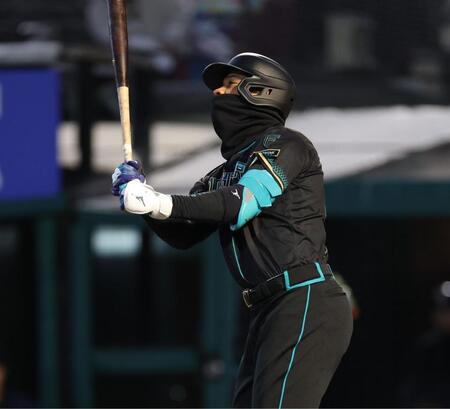 １回、空振り三振に倒れる万波（撮影・金田祐二）