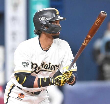 　７回、勝ち越し打を放つ宗（撮影・高部洋祐）