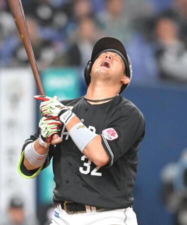 ９回、三振に倒れ悔しがる佐藤（撮影・高部洋祐）