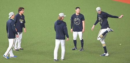 リフティングでのボール回しで空振りするジェリー（右端）＝撮影・高部洋祐