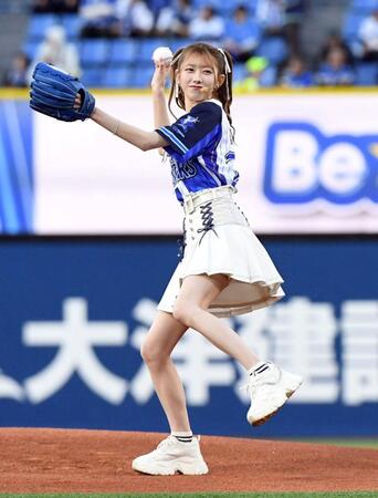 華麗なフォームで投球するＡＫＢ４８の千葉恵里（撮影・佐藤厚）