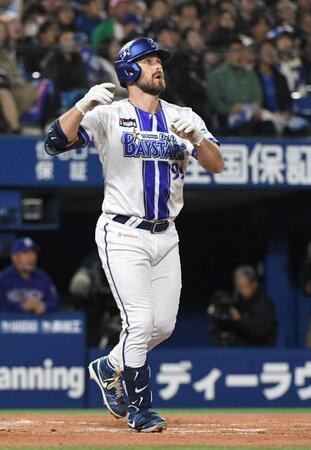 本塁打と確信し、一塁に歩き出すヒュンメル（撮影・佐藤厚）