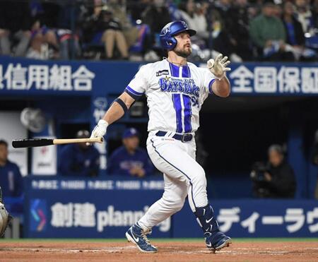 ２回、右翼ポール上空に大飛球を放つヒュンメル（撮影・佐藤厚）