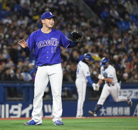 ２回、ヒュンメル（右）の本塁打判定に異議を唱える中西（撮影・佐藤厚）