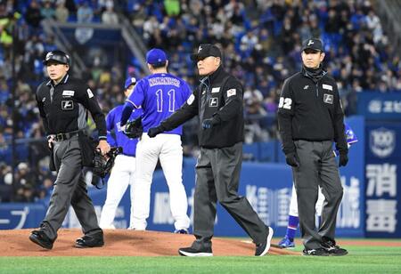 審判団が協議の結果、判定が覆りファールとなる（撮影・佐藤厚）