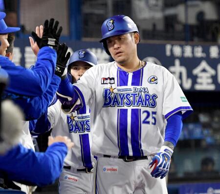 ３回、筒香は中越えに２号同点２ランを放ち、ナインの出迎えを受ける（撮影・佐藤厚）