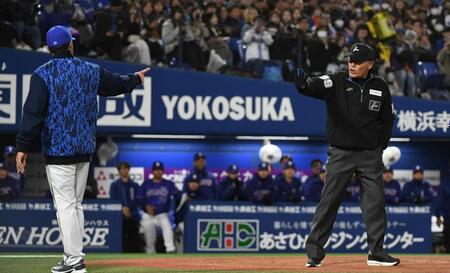 リクエストするも判定は変わらず不服そうな相川監督（左）＝撮影・佐藤厚