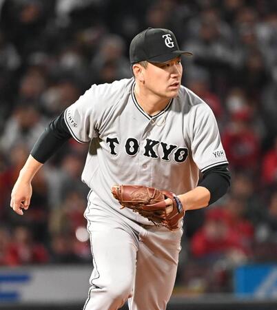 ４回、中村奨の打球に反応し、ベースカバーに走る田中将