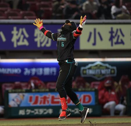 ４回、左中間に先制ソロを放つカストロ（撮影・金田祐二）