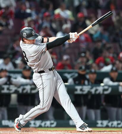 ４回、中前打を放つダルベック（撮影・北村雅宏）