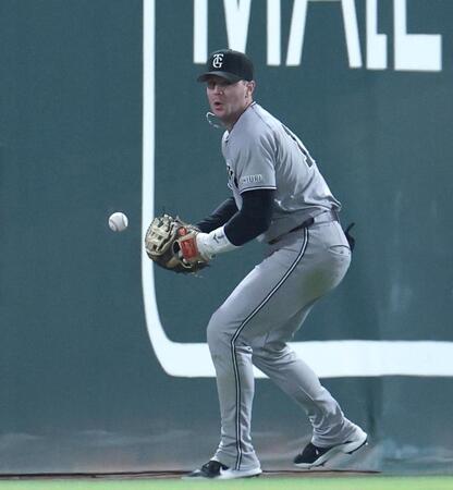 ７回、ファビアンの打球をダルベックが後逸し、その打球をファンブルするキャベッジ（撮影・北村雅宏）