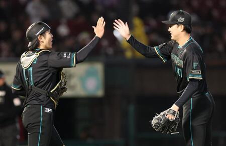 最後を締め清水優と笑顔の柳川（撮影・金田祐二）