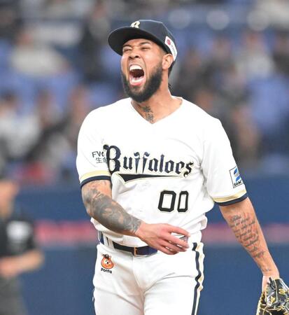 ７回、山本を三振に仕留め、雄たけびを上げるエスピノーザ（撮影・高部洋祐）