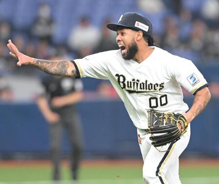 ７回、寺地の投ゴロに反応するエスピノーザ（撮影・高部洋祐）