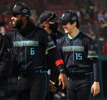 勝利をよろこぶ（左から）カストロ、新庄監督、北山（撮影・金田祐二）