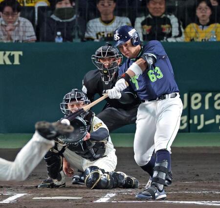 ６回、左前へ同点適時打を放つ増田（撮影・立川洋一郎）