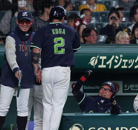 ６回、生還した古賀を迎える池山監督（右）＝撮影・山口登