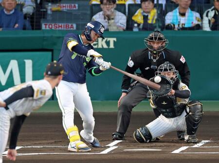 １回、三塁打を放つ長岡（撮影・立川洋一郎）