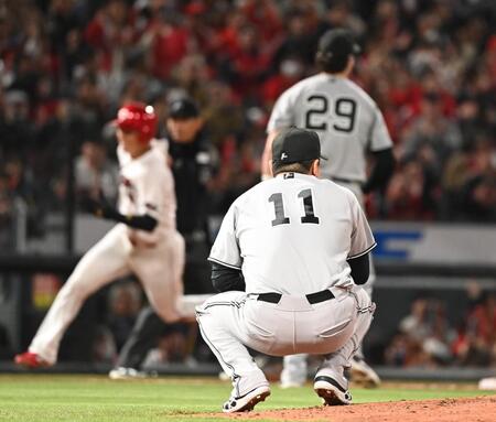 ７回、ダルベック（奥右）がファビアンの打球を失策し、先制点を許す。手前は先発の田中将