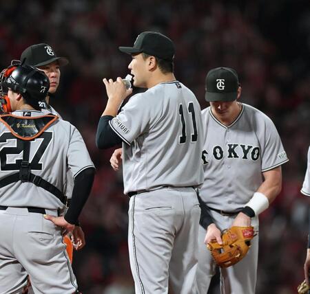 ７回、ダルベックの失策の間に先制点を許した田中将（中央）はペットボトルを口にする（撮影・北村雅宏）