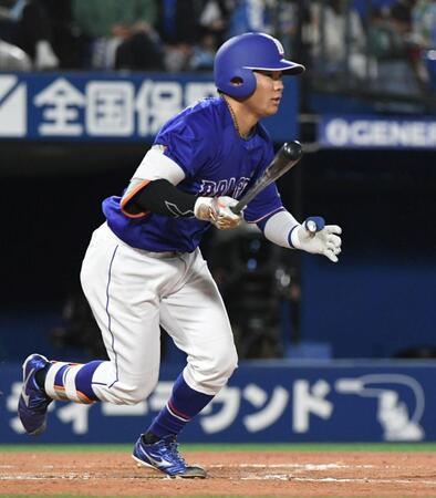 ８回、村松は右前適時打を放つ（撮影・佐藤厚）