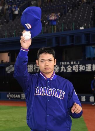 帽子を上げて歓声に応える根尾（撮影・佐藤厚）