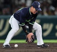 ４回、木浪の打球を後逸する伊藤（撮影・田中太一）