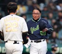 メンバー表の交換に向かう池山監督（右）＝撮影・西田忠信